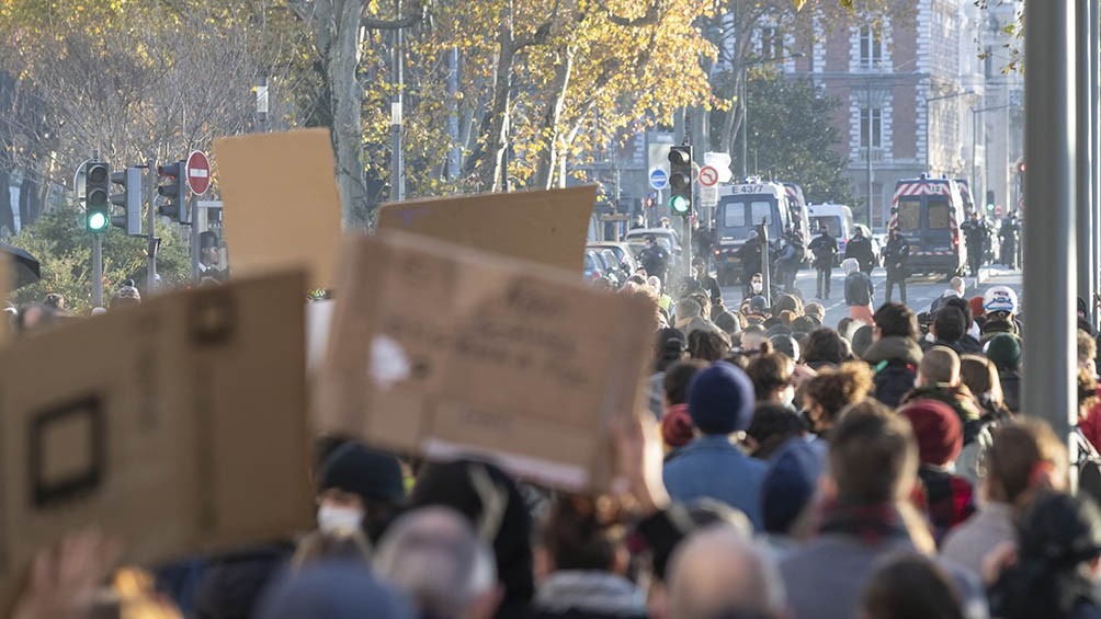 Cerca de 100 policías heridos y más de 80 detenidos en las protestas contra proyecto de ley de seguridad en Francia | Internacionales