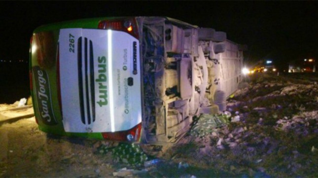 Tragedia en Mendoza: al menos 19 muertos al volcar un micro que iba a Chile | Actualidad