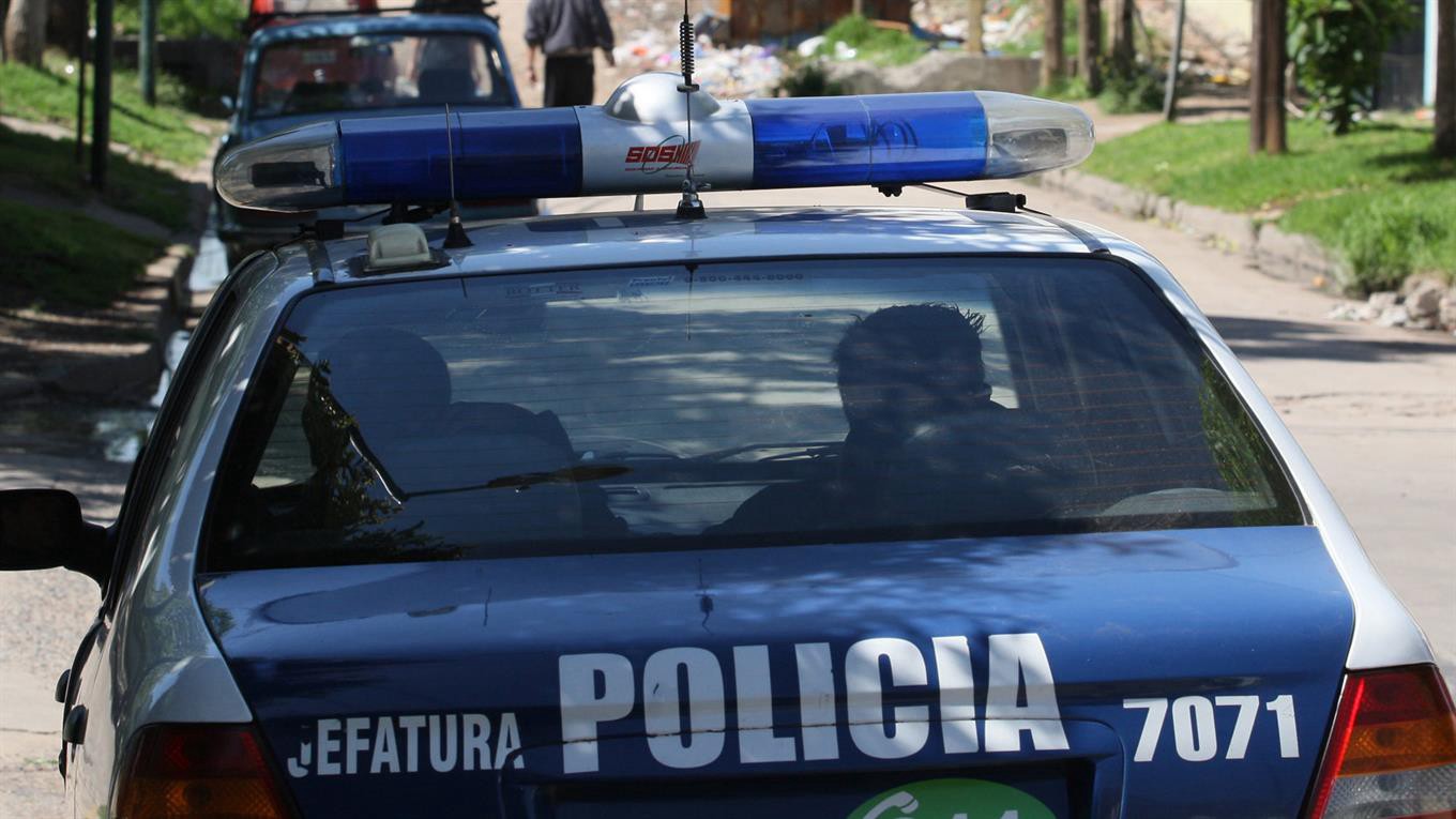 Una mujer denunció que su hija con retraso madurativo fue abusada por dos policías en un patrullero | Actualidad