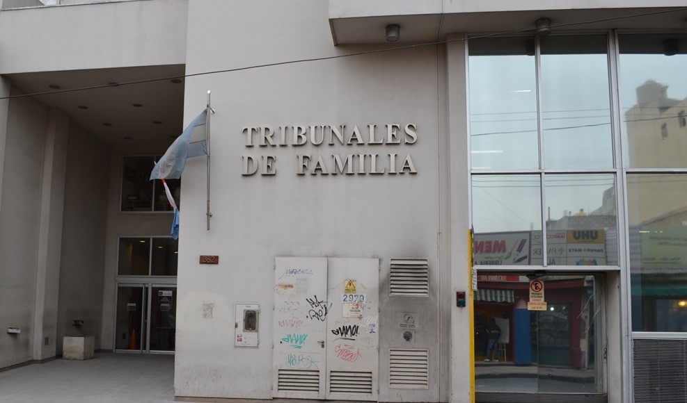 Un chico 13 años disparaba balines a los Tribunales de Familia de Córdoba | Actualidad