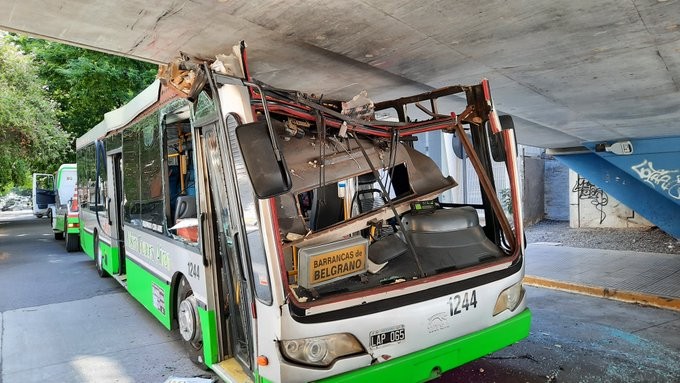 Video: el momento en que un colectivo choca con un puente en Belgrano | Actualidad