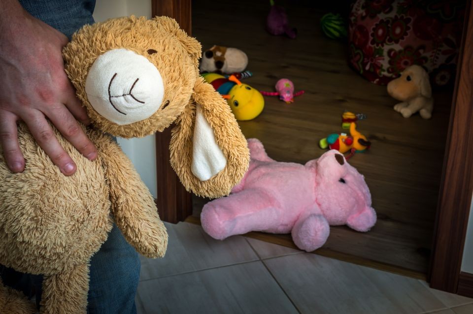 Un juez autoriza a dos chicos a suprimir el apellido de su padre abusador | Actualidad