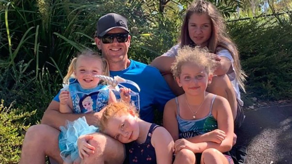 Murió una nena que dejaron olvidada en un auto: sus padres se fueron a ver una serie | Internacionales