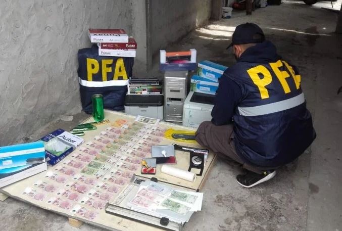 Desarticulan una banda que buscaba insertar $2 millones en billetes falsos en el mercado en épocas de fiestas | Actualidad