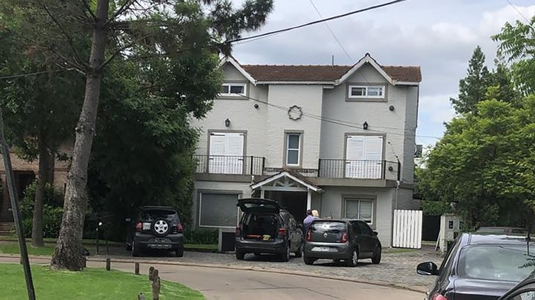 Ordenan la captura del entrenador acusado de violación en la fiesta en la que había jugadores de Vélez | Actualidad