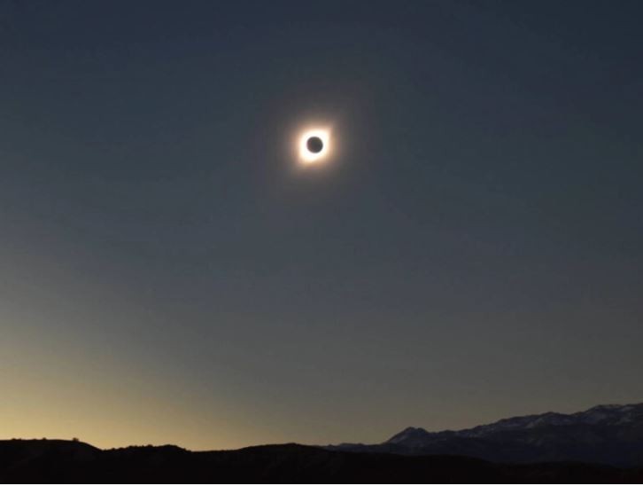 Fanáticos ya se organizan para disfrutar del eclipse del lunes 14 en Neuquén | Actualidad