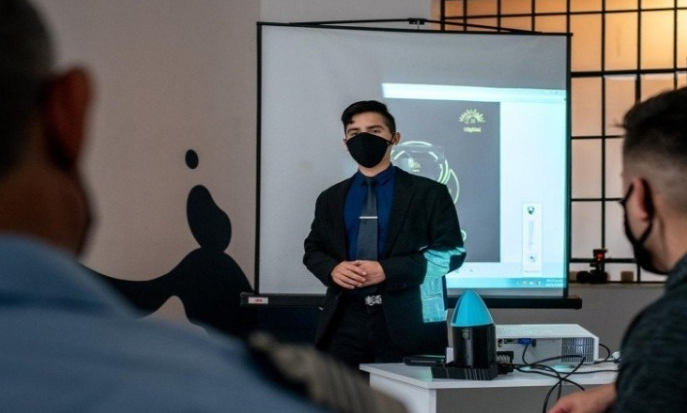 Un joven santafesino creó una lámpara sanitizante contra el Covid-19 | Actualidad