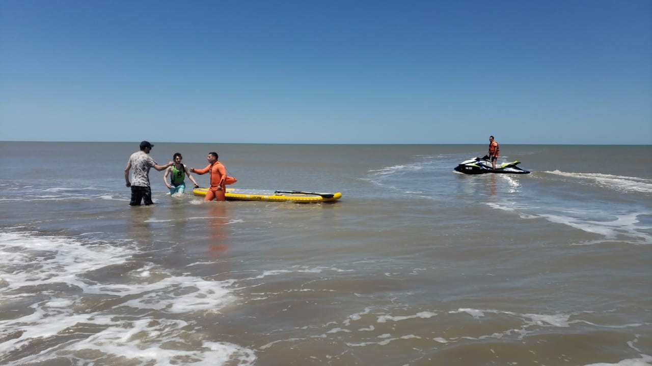 Monte Hermoso: rescatan a dos bañistas que fueron arrastrados mar adentro | Actualidad
