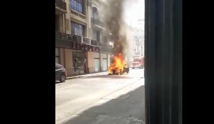 Se incendió un taxi en pleno centro de Rosario | Actualidad