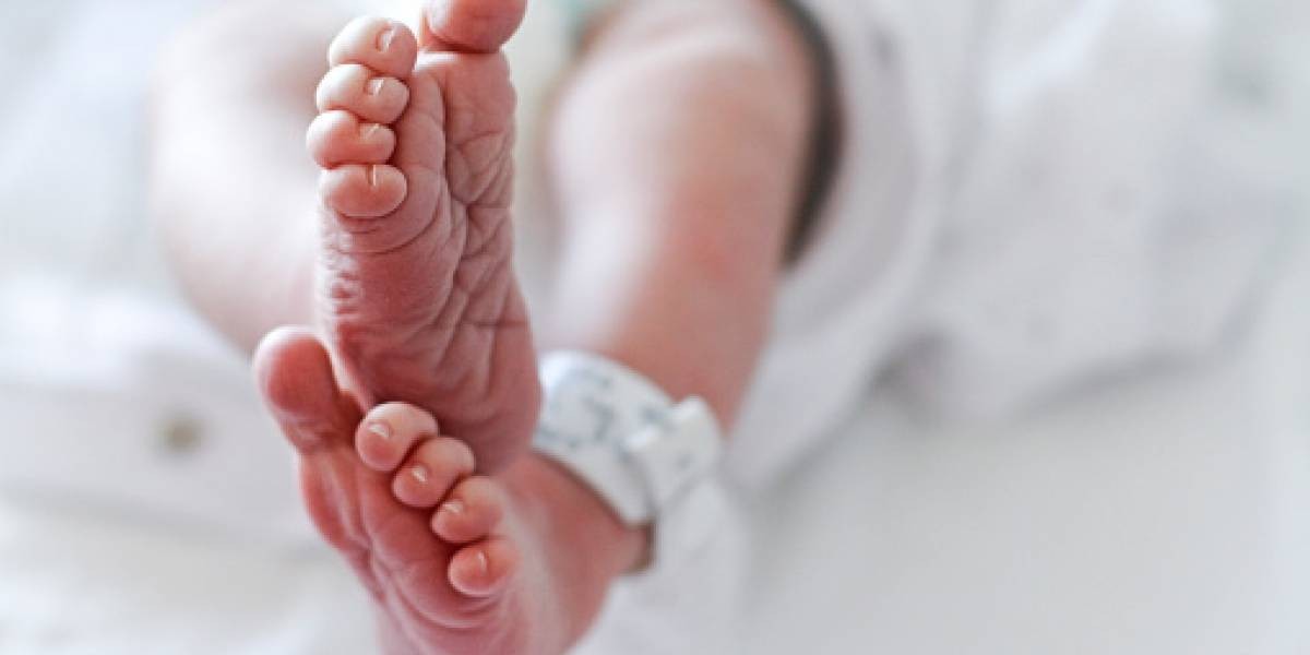 Video: enfermera dejó caer a un recién nacido por atender su celular | Internacionales