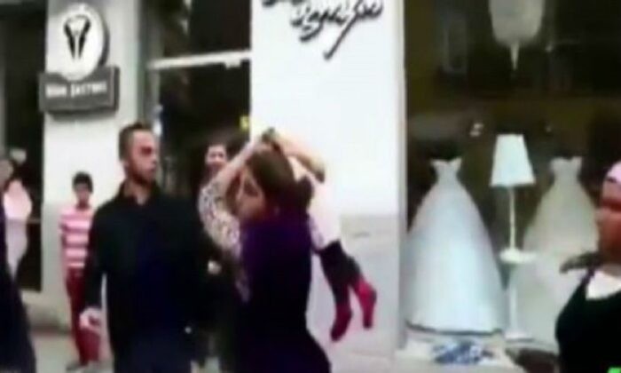 Video: se volvió a viralizar una madre que usa a su pequeño hijo como arma en una discusión con un hombre | Curiosidades