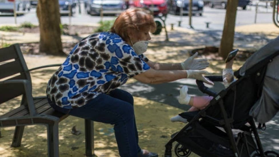 Polémica viral por una abuela que quiere cobrar por cuidar a su nieta: "No soy una guardería" | Curiosidades