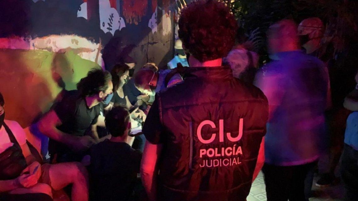 Otra fiesta clandestina: casi 70 personas reunidas en una casa de Villa Ortúzar | Actualidad