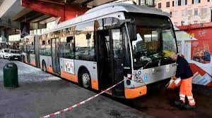 Un bebé de un mes murió aplastado por su mamá cuando el colectivo frenó de golpe | Internacionales