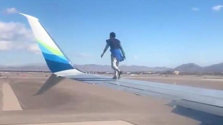 Video: un hombre se subió al ala de un avión cuando estaba a punto de despegar | Curiosidades