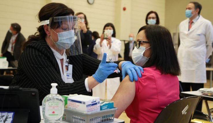 Canadá comenzó a aplicar la vacuna contra el coronavirus de Pfizer | Internacionales