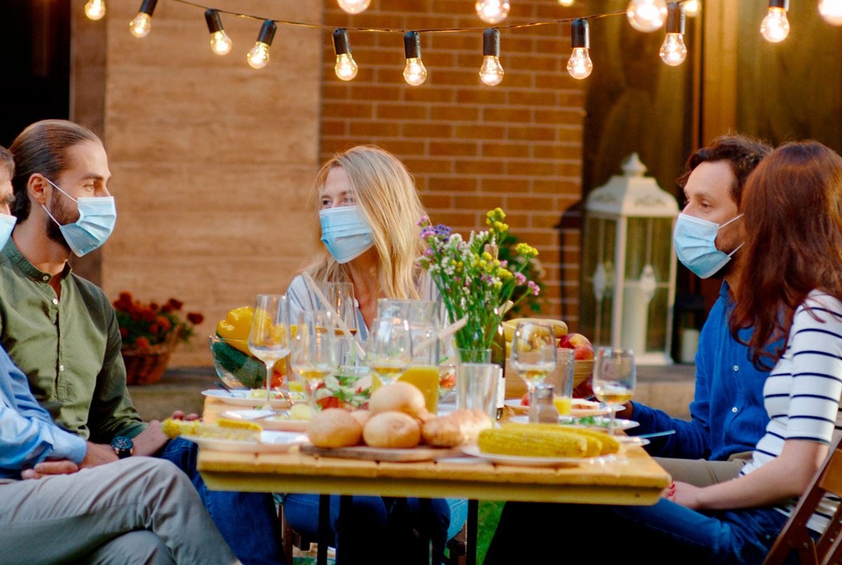 Los protocolos para las Fiestas en tiempos de coronavirus: sin besos, abrazos, ni choque de copas o bailes | Actualidad