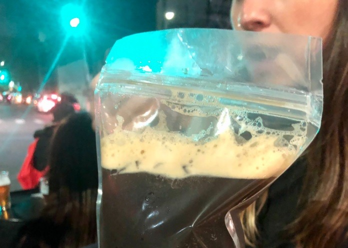 Polémica en redes: pidió un fernet en un bar y se lo sirvieron en una bolsa de plástico | Curiosidades