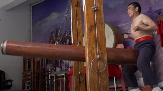Video: el maestro de kung fu que resiste golpes de un enorme tronco en sus testículos | Curiosidades