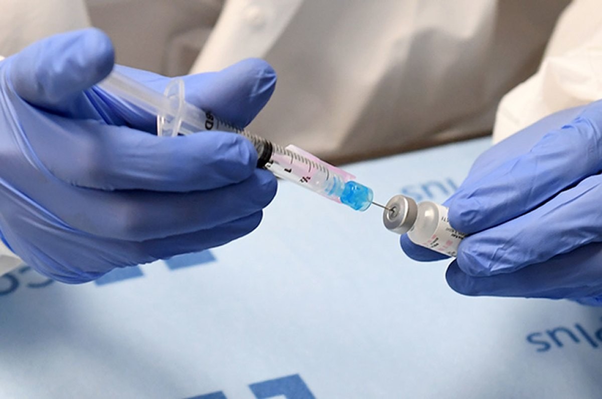 Trabajadora de la salud sufre reacción alérgica grave tras recibir vacuna Pfizer en EE.UU. | Internacionales