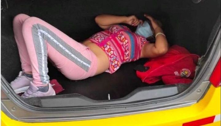 Iba en auto con su esposa cuando lo pararon en un control: en el baúl hallaron a su amante | Internacionales