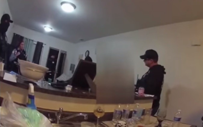 Video: policías entraron por error a una casa y esposaron a una mujer desnuda que era inocente | Internacionales