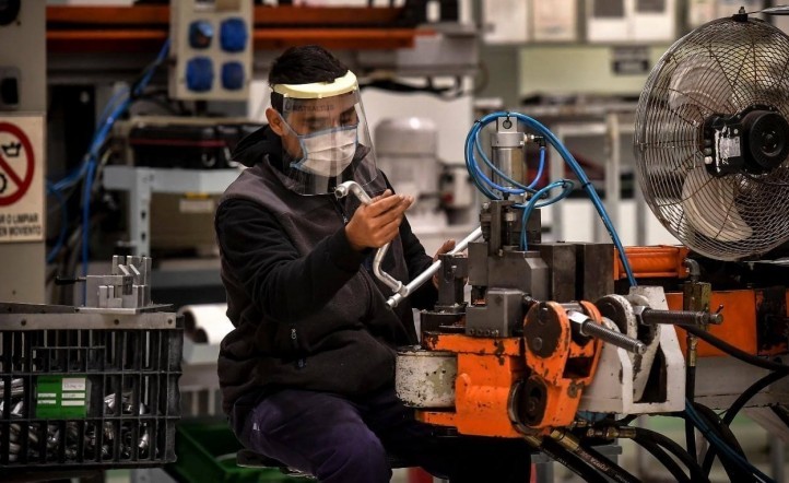 La economía cayó 7,4% interanual en octubre, pero mejoró 1,9% respecto de septiembre | Economía