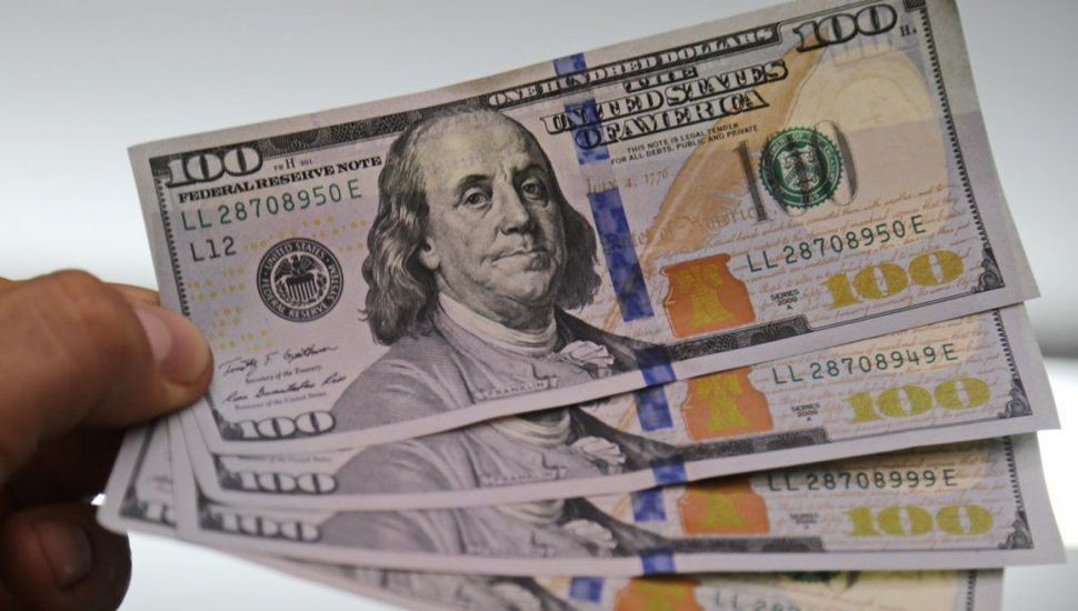 El dólar blue se disparó $7 antes de Navidad | Economía