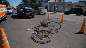 Escapaban de la policía en un auto robado y atropellan y dejan grave a una ciclista en Merlo | Actualidad