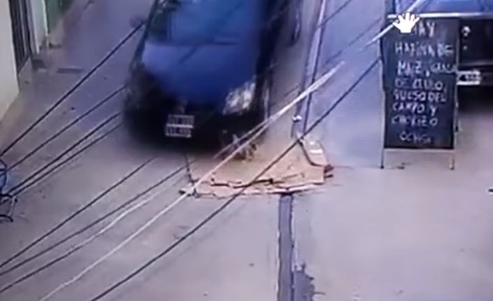 Video: le pasa por encima con el auto a un perro recostado en la calle | Actualidad