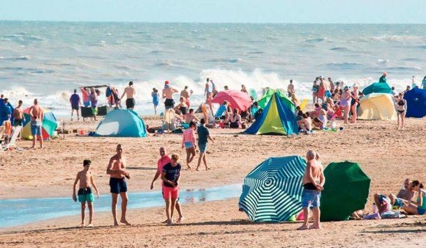 El Gobierno descartó suspender la temporada de verano ante la suba de casos | Política