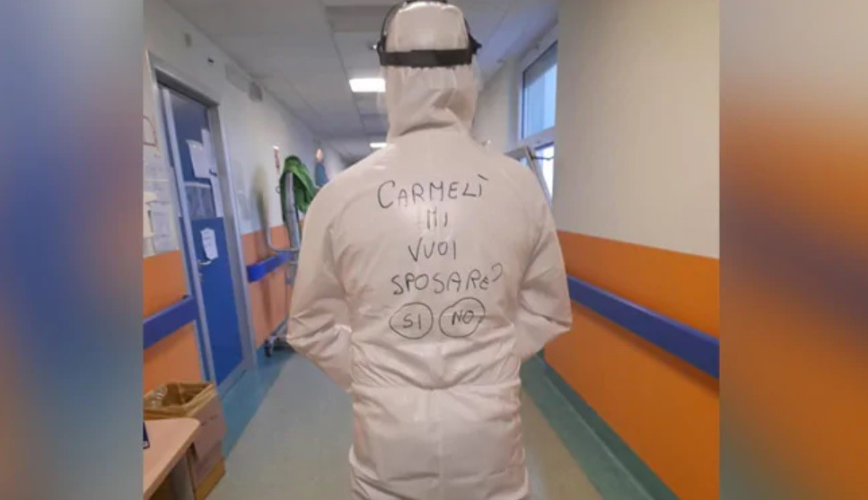 Amor en tiempos de coronavirus: con el traje anticovid, un enfermero italiano le pidió matrimonio a su novia | Curiosidades