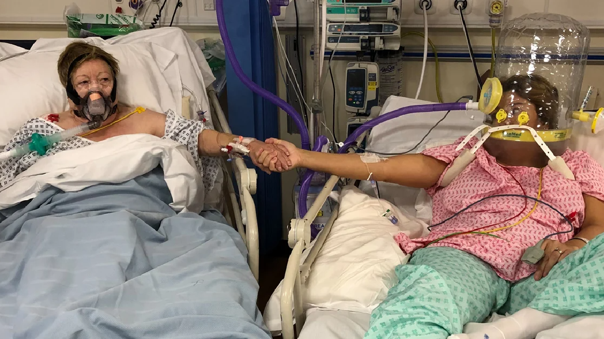 Foto desgarradora de una joven junto a su madre antes de que ésta muera de coronavirus | Internacionales