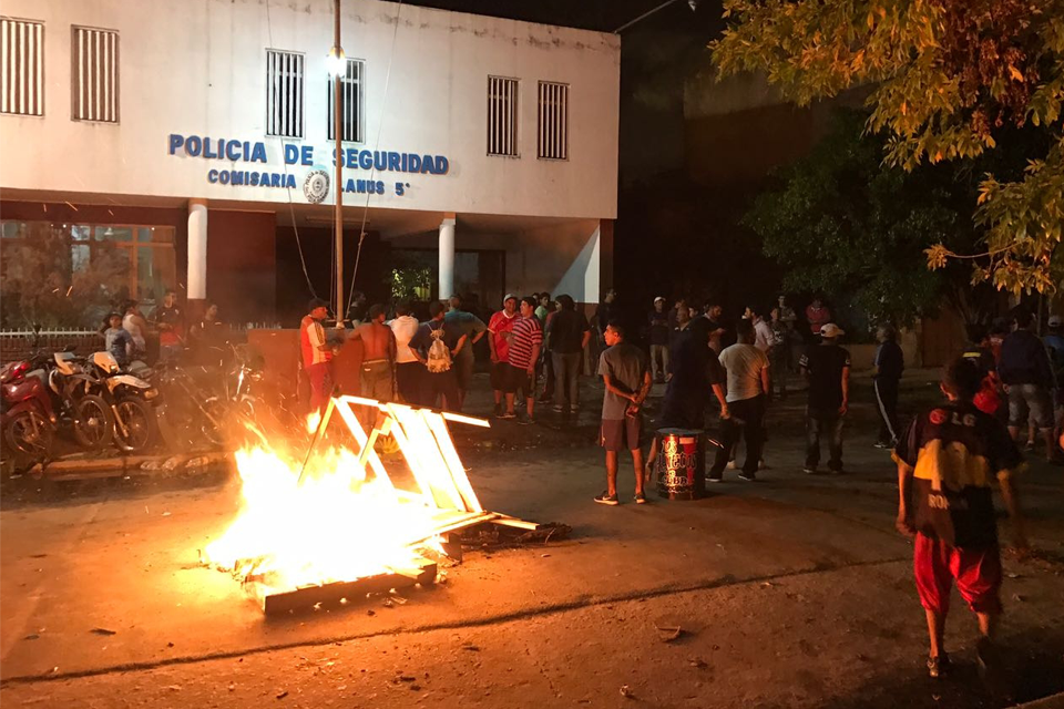 Denuncian represión con balas de goma y gas pimienta en un comedor de Lanús | Actualidad