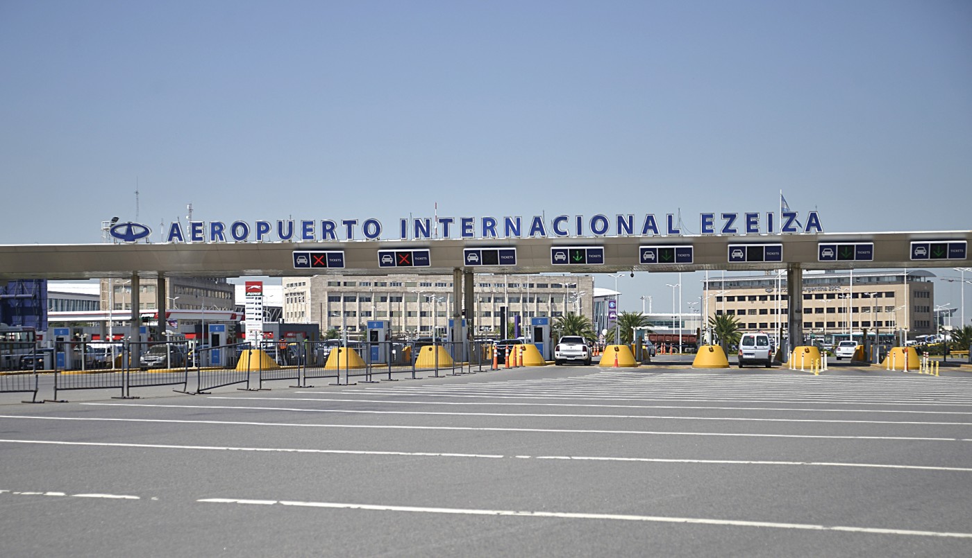 El Gobierno analiza una reducción del 30% de la frecuencia de vuelos internacionales | Política