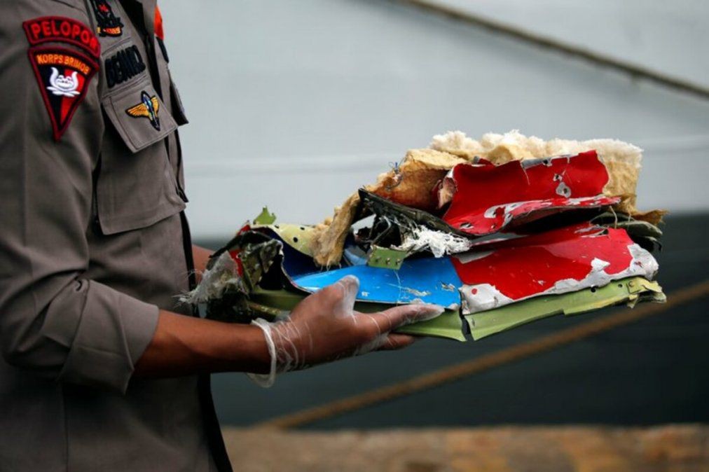 Localizaron la caja negra del avión estrellado en Indonesia | Internacionales