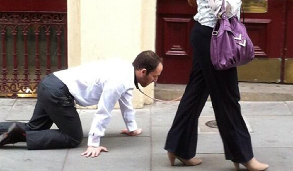 Canadá: Una mujer sacó a pasear a su esposo con correa para sortear el toque de queda | Curiosidades