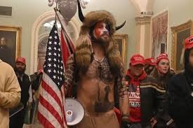 El hombre que irrumpió disfrazado en el Capitolio lleva días sin comer en la cárcel: pide alimentos orgánicos | Internacionales
