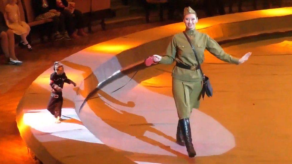 Rusia investiga a circo que vistió a un mono y dos cabras con uniformes nazis | Internacionales