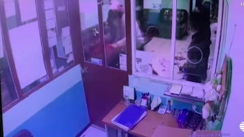 Video: brutal paliza a un cirujano tras la muerte de una chica en una cirugía | Internacionales