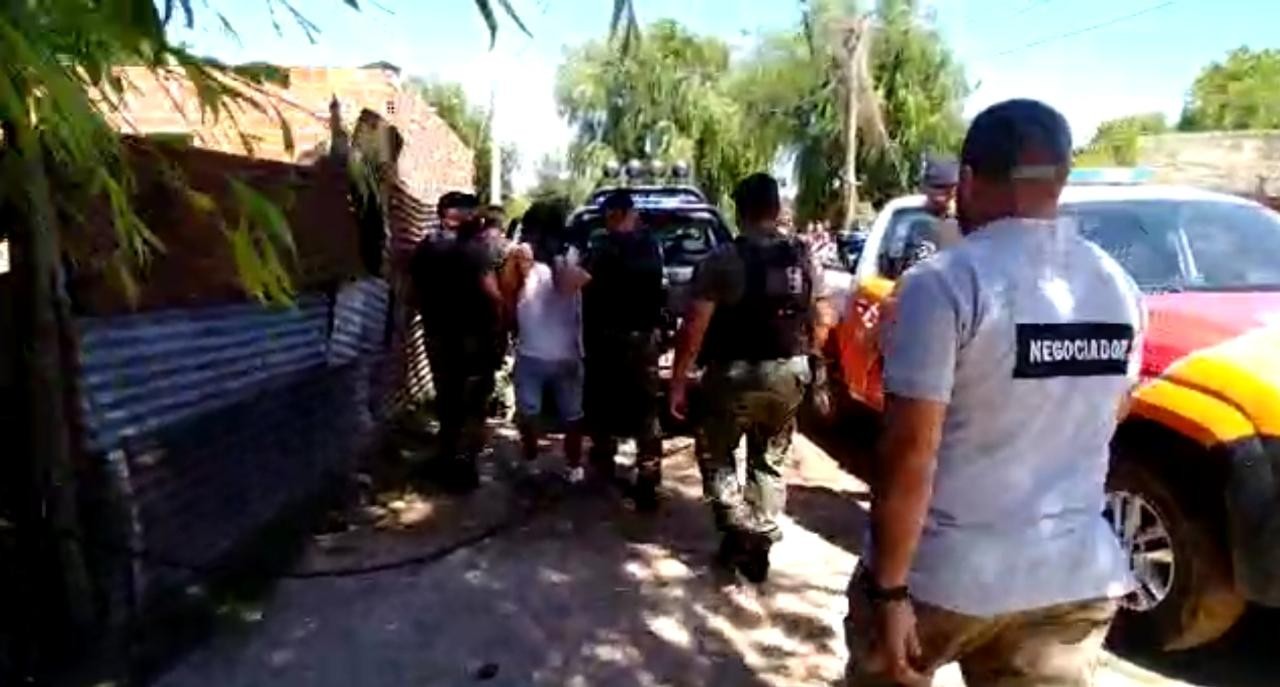 Video: golpeó a su mujer, tomó de rehén a su cuñada, se atrincheró y amenazaba con prender fuego | Actualidad