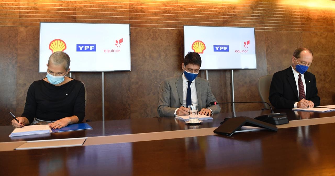 YPF y Shell firman un acuerdo para la exploración del primer pozo offshore | Economía