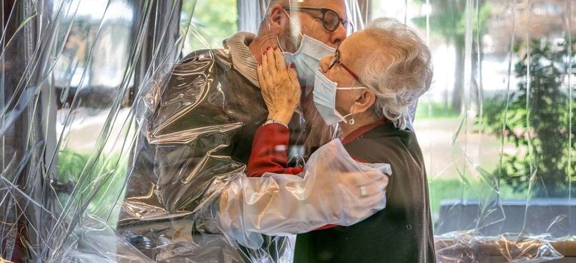 Video: Así es la "sala de abrazos" seguros para ancianos que recorre Italia | Internacionales