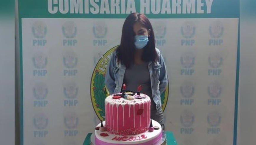 La detuvieron por festejar su cumpleaños: en la foto policial la hicieron posar con la torta | Internacionales
