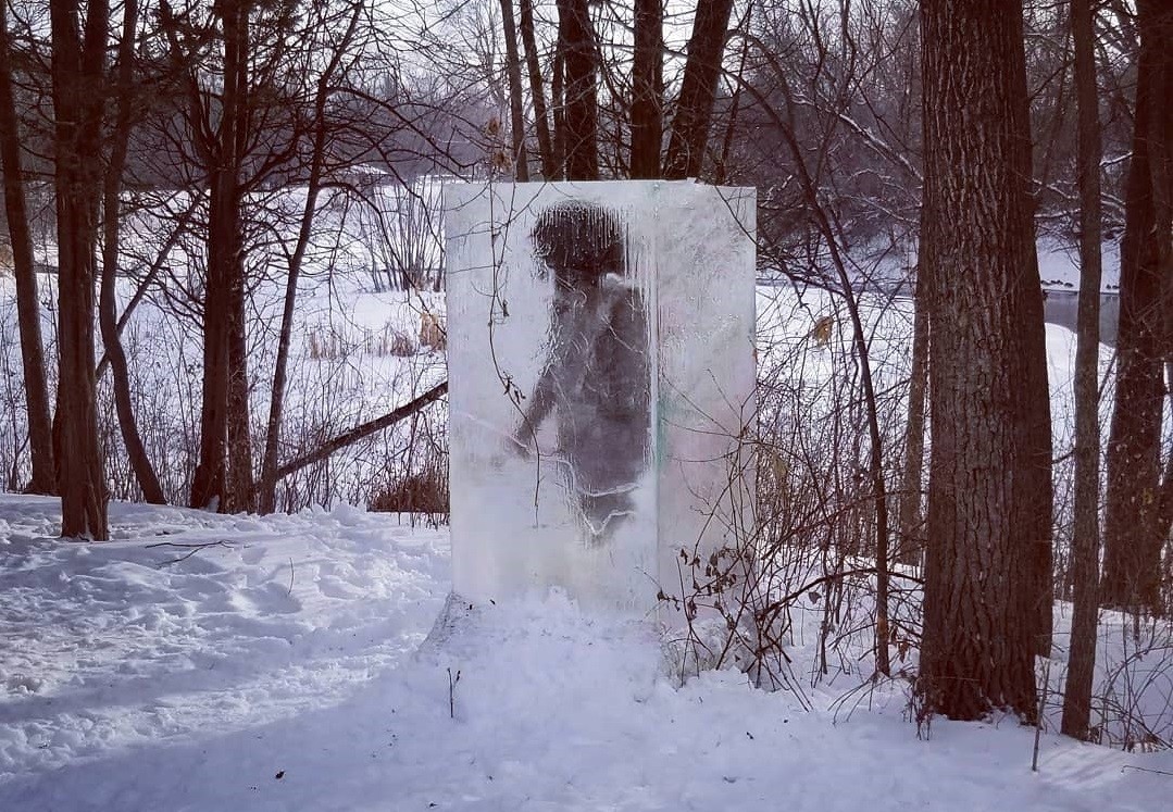 Fotos: misterioso hallazgo de un cavernícola dentro de un bloque de hielo en un parque | Curiosidades