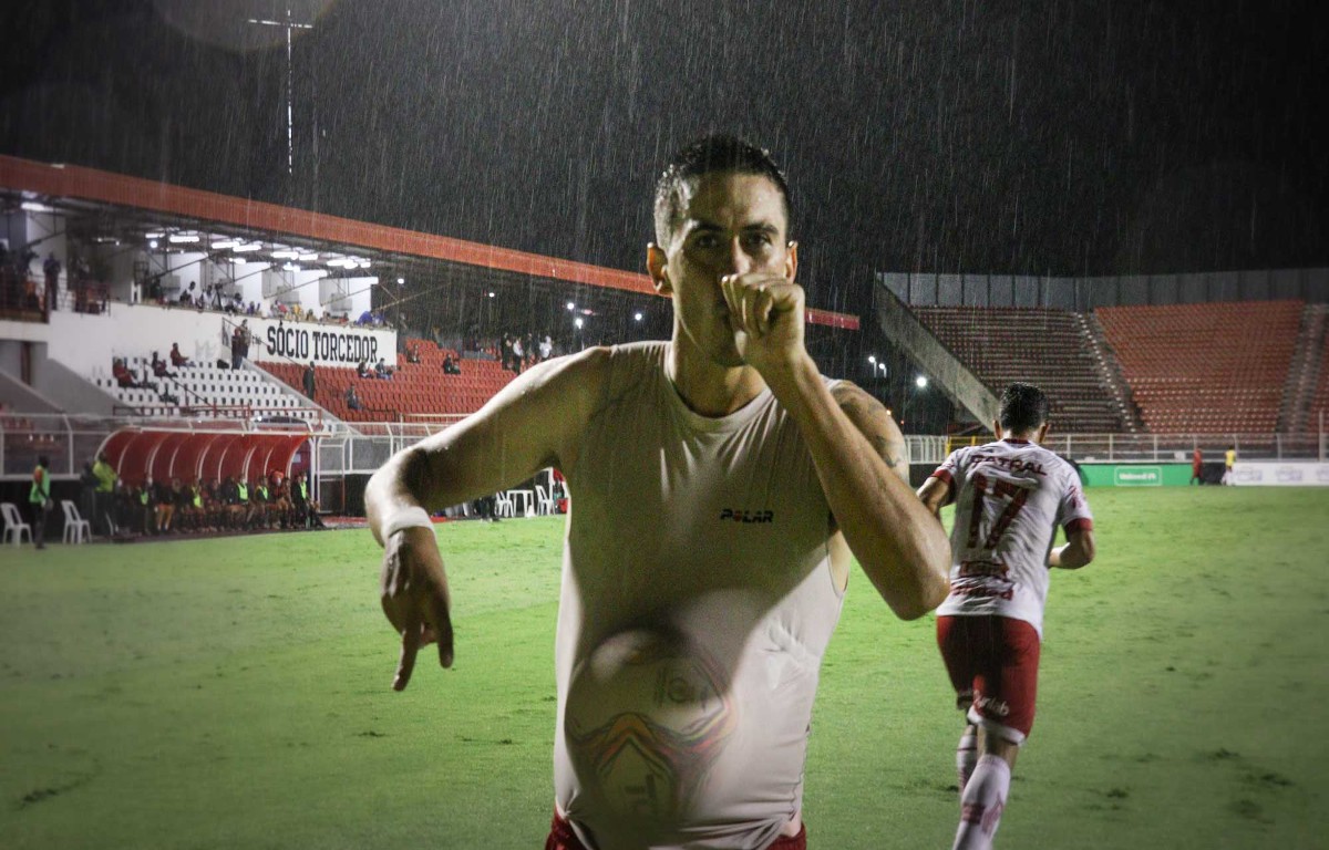 De familia: golazo y expulsión del primo de Messi | Deportes