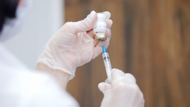 Moderna investiga un lote de vacunas tras varias reacciones alérgicas en California | Internacionales