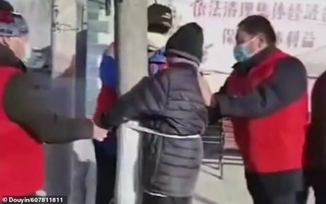 Video: ataron a un anciano a un árbol como castigo por violar la cuarentena | Internacionales