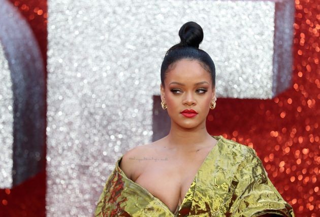 La foto viral de Rihanna para despedir a Donald Trump: sacando la basura en ropa interior | Internacionales