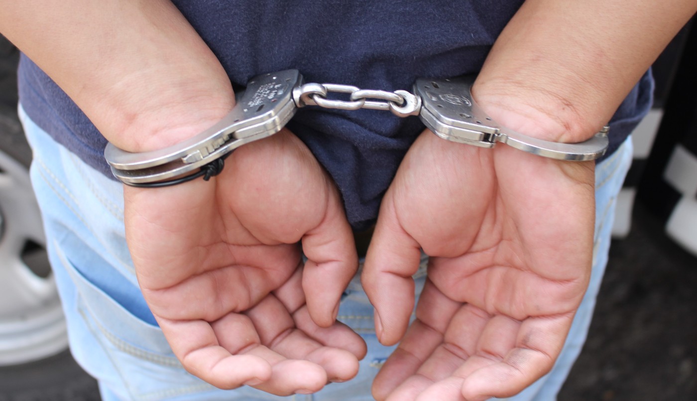 Intentó acuchillar a su pareja y a un policía: terminó herido de un disparo y detenido | Actualidad